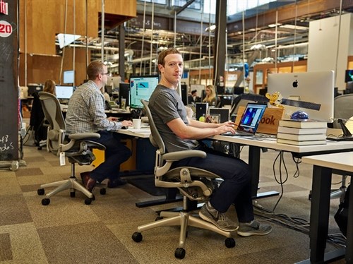 bàn làm việc của Mark facebook